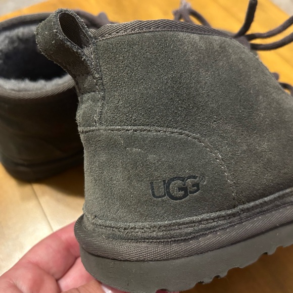 UGG Men's Neumel Classic Suede Lace-Up Chukka Boots, Charcoal, size 7 (Eur 40). - Picture 6 of 10